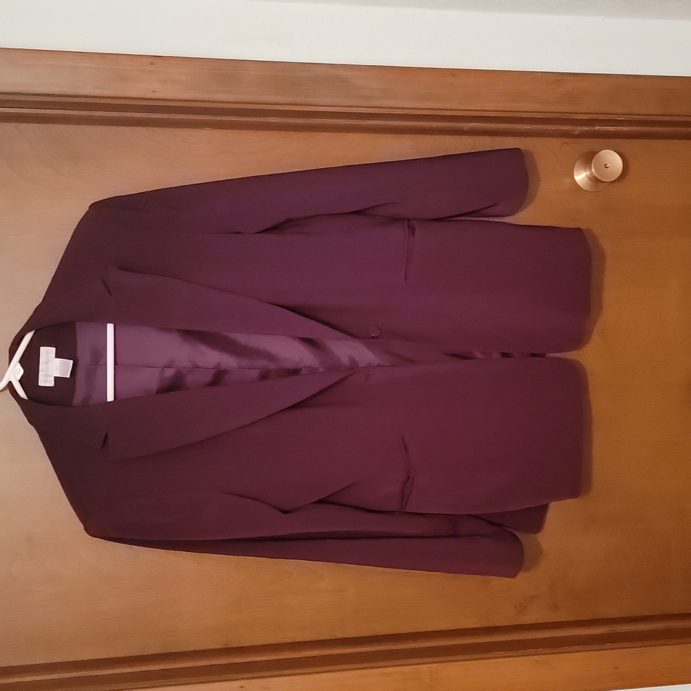 Beautiful burgandy, fully-lined 3-piece suit. Size 8T.